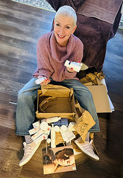 Anne sitz auf dem Boden mit Kosmetikprodukten